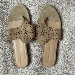 Veronica Beard Sylie Lasercut Eyelet Beige Suede Thong Sandal Size 10.5